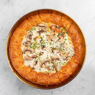 Круассан пицца с ветчиной и грибами