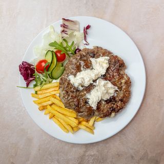 Pljeskavica na kajmaku i pomfrit