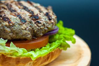Burguer clásica. Con patatas y salsa! 
