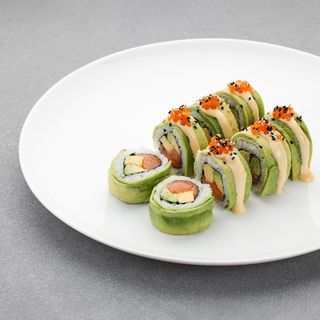 Rolka z łososiem, awokado i sosem poke