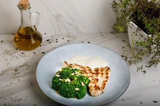 PIEPT DE CURCAN LA GRATAR CU SOS BLUE CHEESE, BROCCOLI CU UNT SI FULGI DE MIGDALE 350G