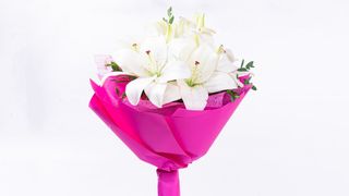 Buket od pet belih ljiljana otvorenih