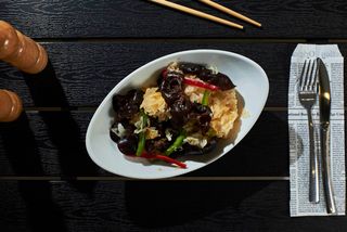 Salată de ciuperci albe și negre