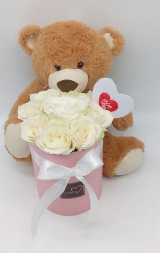 Cutie cu 9 trandafiri albi