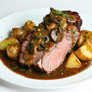 Свински врат по ботевски с картофи соте (400гр)