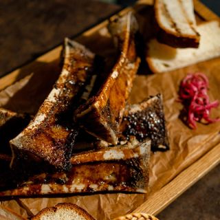 Костный мозг с чесноком и маринованным луком