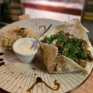 Plato De Shawarma de pollo  la damasquina 