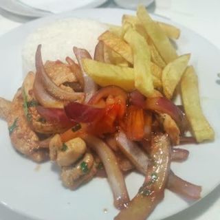 Saltado De Pollo Con Patatas