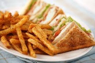 Club sandwich e patatine