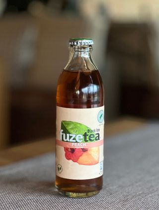 Fuze Tea herbaciana brzoskwiniowym z ekstraktem z hibiskusa 250ml