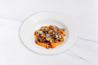 Говяжья щечка с пюре из батата и глазированными овощами