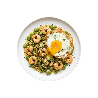 Habitas Baby Al Ajillo Con Langostinos Y Huevo Frito