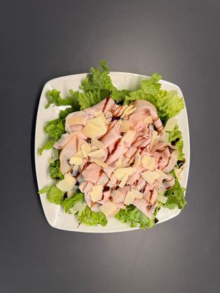 Fesa di tacchino, insalata, pomodoro, grana e glassa al balsamico