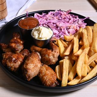 Meniu aripioare crocante picante (bautura inclusa)