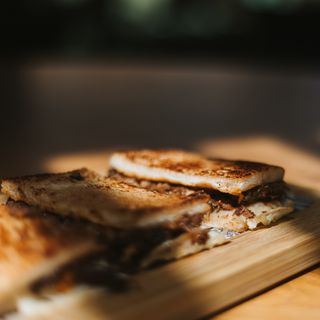 Sandwich de carrillera con patatas fritas