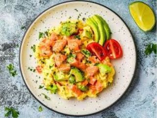 Салат з лососем та авакадо