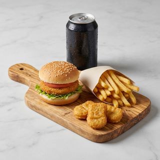 Menù chicken burger baby, patatine, nuggets e bevande