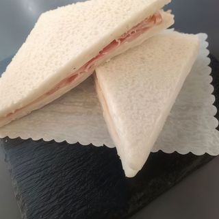 Tramezzino con prosciutto cotto e pomodoro