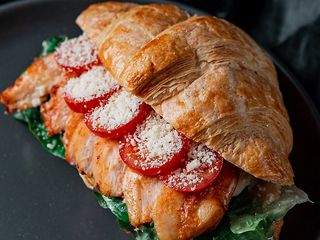 Круасан з курчам (200г)