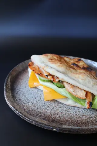 Sandwich cu piept de pui