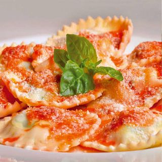 Ravioli Ricotta e Spinaci in Salsa di Pomodoro