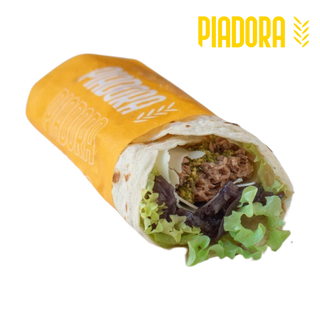 Tonno, lattuga, pecorino dolce, cipolle caramellate e pesto di pistacchi