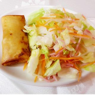 Ensalada Con Rollo De Primavera