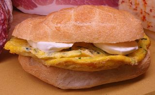 Panino con frittata di zucchine e mozzarella