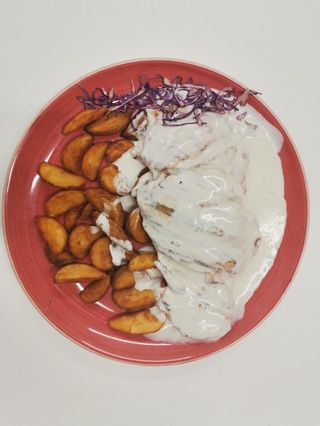 Pileći file u sosu od plavog sira