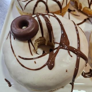 SUPERDONUT BLANCO CON FILIPINOS