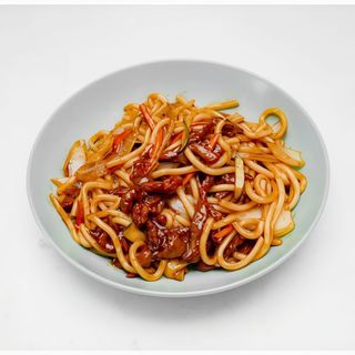 Yakiudon grueso con ternera