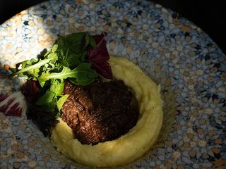 Томлені телячі щічки з картопляним пюре