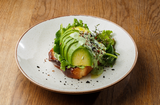 Тост Бріош з яйцем Бенедикт та авокадо