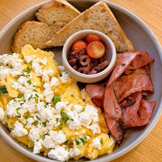 Бъркани рохки яйца  с фета сирене, пресен лук, запечен бекон (300г)