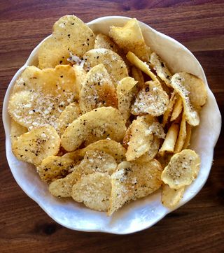 Chips artigianali di patate cacio e pepe