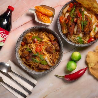 Combo Marino Y Tierra :  Linguini wok mariscos + Linguini wok lomo + bebida