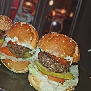 Pachet 2 Mini Cheesburger,cartofi prajiti + Cappy cadou