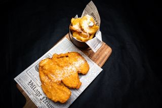 Șnițel de pui cu cartofi prăjiți și parmezan