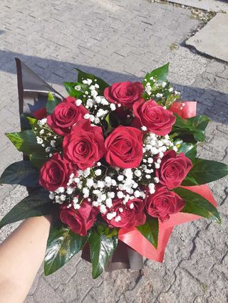 Okrugli buket 10 crvenih ruža 