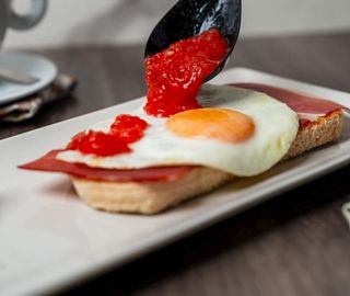 Tostada Con Jamón Serrano y Huevo