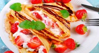 Млинчики з полуницею та кокосовим кремом