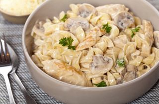 Пельмени с грибами в сливочном соусе