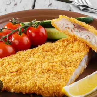 Cotoletta di pesce spada con rucola, pomodorini e limone