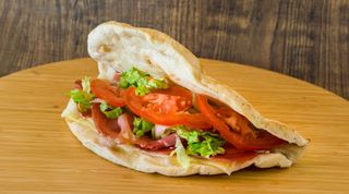 Sendvič sa pršutom i sirom u tijestu