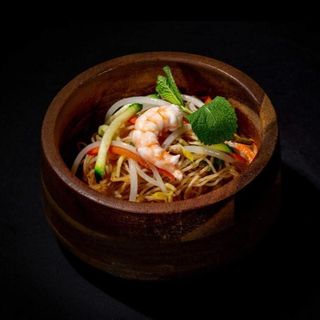 Spaghetti di riso con gamberetti e verdure