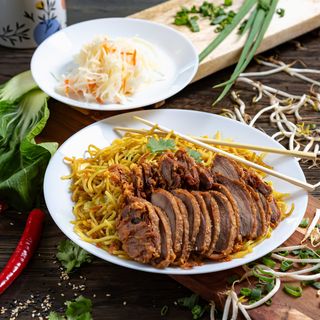 56. Filet z kaczki w pikantnym sosie sojowym serwowany z warzywami