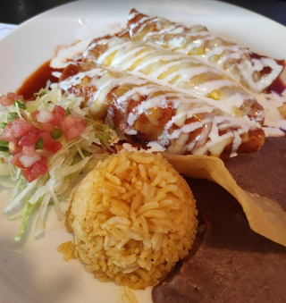 Enchiladas Rojas Con Arroz Y Frijoles