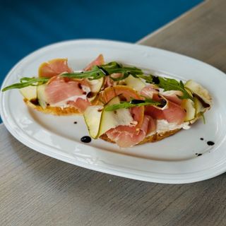 Брускета з прошуто та грушею