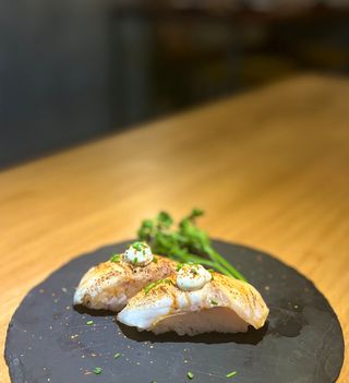 Niguiri lubina alioli sishimi 