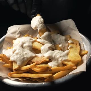 Patatine fritte con fonduta cacio e pepe